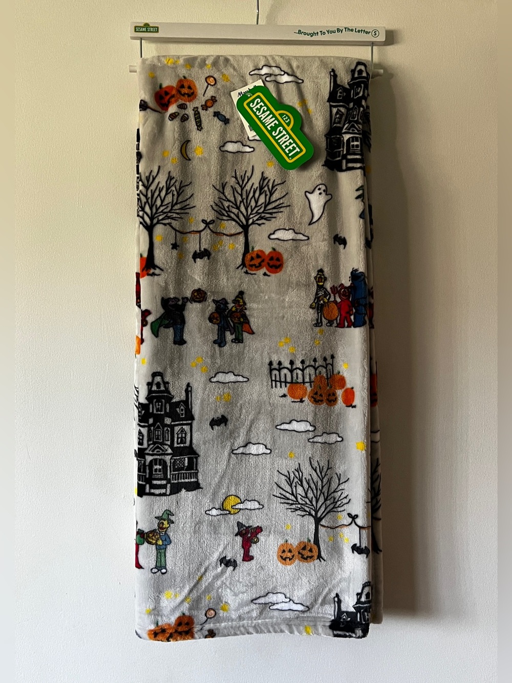 NEW Sesame Street Halloween Elmo Bert Ernie Count Gray Throw 50"x60"